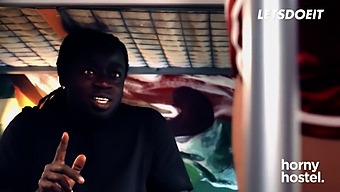 Nata Ocean Kielégíti Hosteltársa Vágyait Egy Forró Találkozásban.